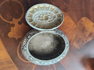 Cajita antigua decorada