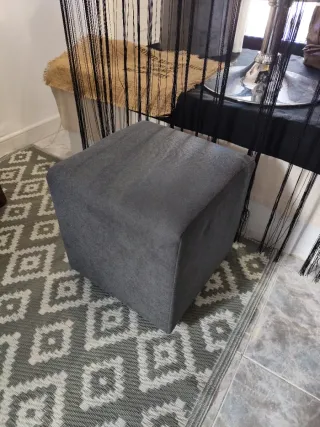 Puf cuadrado gris de tela