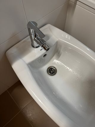 Bidé con grifo