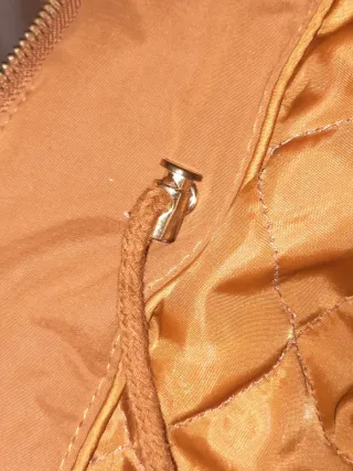 Cazadora marrón con capucha