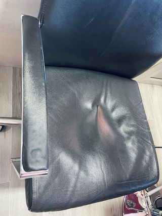 Silla de oficina negra reclinable