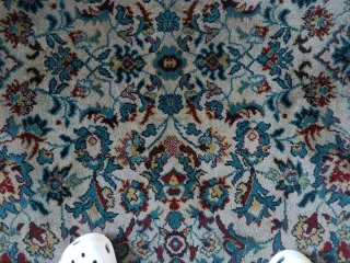 Alfombra de lana con diseño floral.