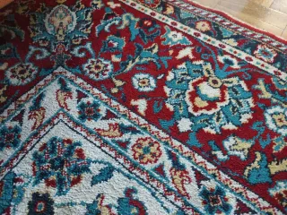 Alfombra de lana con diseño floral.