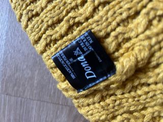 Gorro mostaza con pompón de pelo