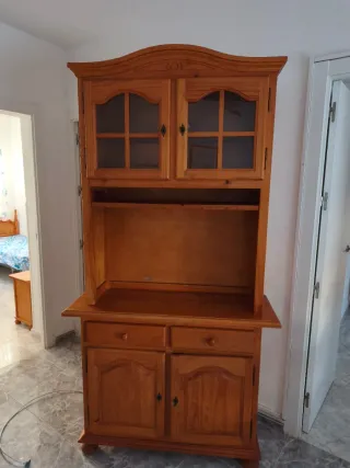 Aparador de madera con vitrina