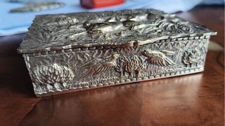 Cajita antigua con relieve de animales