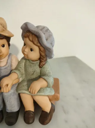 Statuina Goebel Nina e Marco su panchina