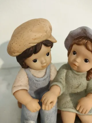 Statuina Goebel Nina e Marco su panchina