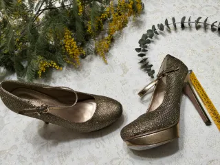 Zapatos de tacón dorados con tira