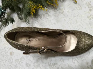 Zapatos de tacón dorados con tira