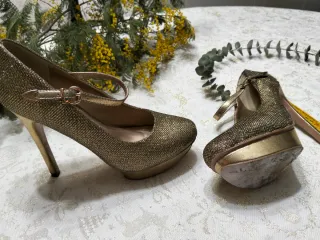 Zapatos de tacón dorados con tira