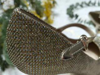 Zapatos de tacón dorados con tira