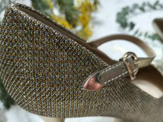 Zapatos de tacón dorados con tira