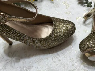 Zapatos de tacón dorados con tira