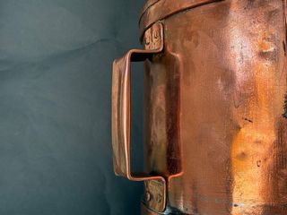 Medidor grande de cobre con asas