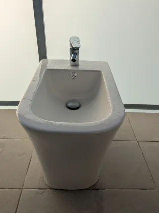 Bidé nuevo cerámica