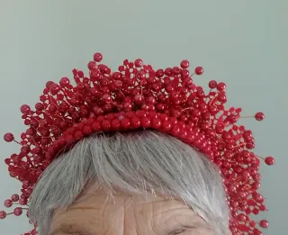 Copricapo rosso con perline