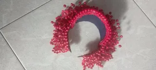 Copricapo rosso con perline