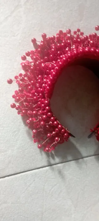 Copricapo rosso con perline