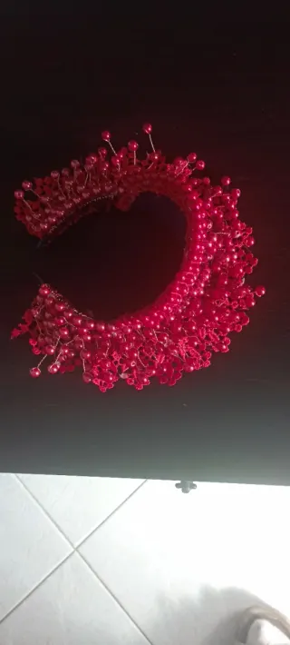 Copricapo rosso con perline