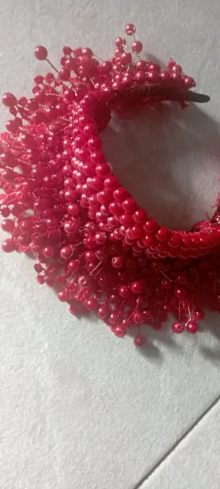 Copricapo rosso con perline