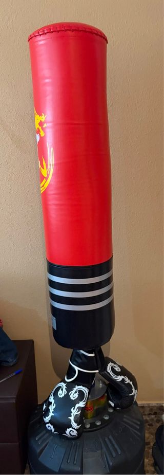 Saco de boxeo rojo con guantes