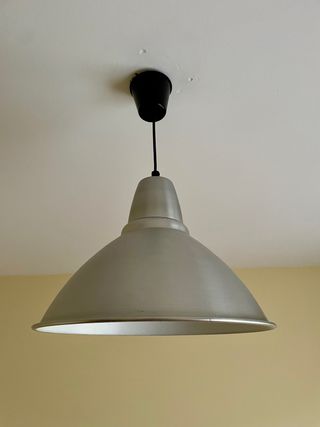 Lámpara colgante metálica estilo industrial