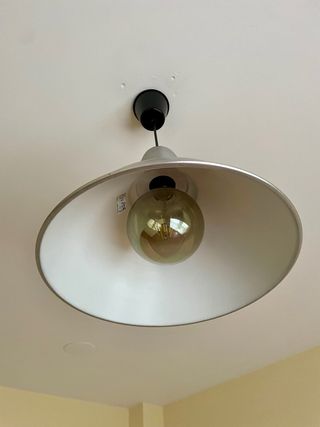 Lámpara colgante metálica estilo industrial