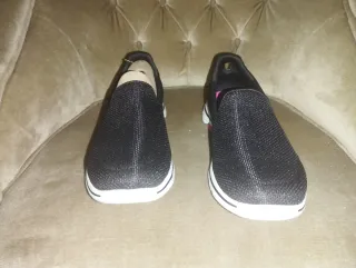 Skechers sin cordones negro y rosa