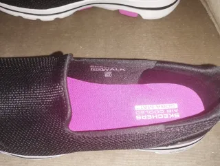 Skechers sin cordones negro y rosa