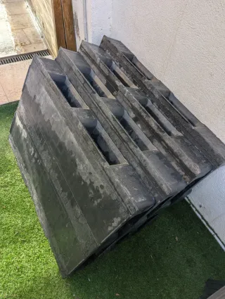 Palets de plástico negros