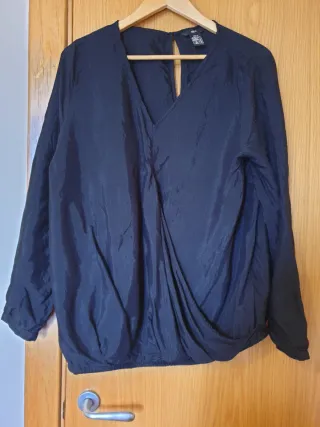 Blusa negra escote pico