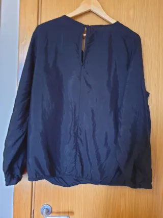 Blusa negra escote pico