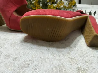 Zapatos ADOLFO DOMÍNGUEZ color CORAL de tacón