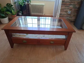 Mesa de salón con cristal y cajones