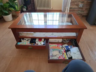 Mesa de salón con cristal y cajones