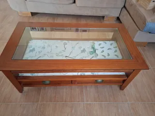Mesa de salón con cristal y cajones