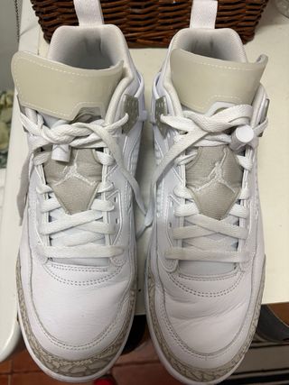 Zapatillas Jordan Blancas y Grises puestas 3 veces