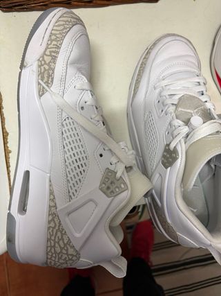 Zapatillas Jordan Blancas y Grises puestas 3 veces