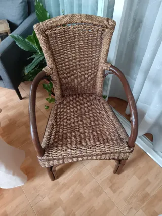 Silla de mimbre y madera
