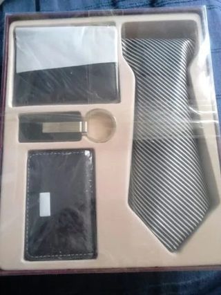 Juego Caballero: Corbata, Cartera y Llavero