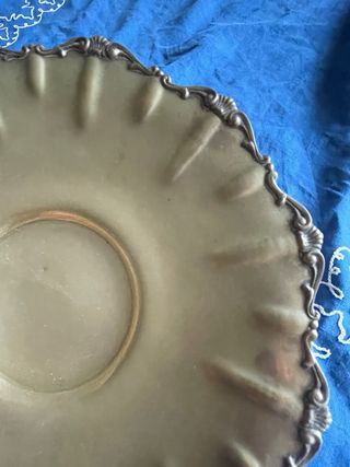 Piatto antico in argento con piedini