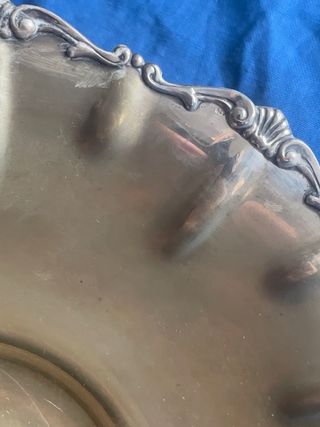 Piatto antico in argento con piedini