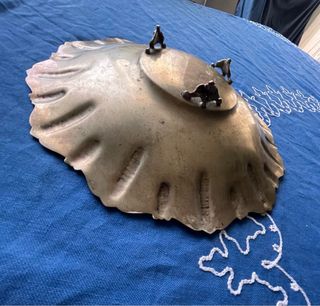 Piatto antico in argento con piedini