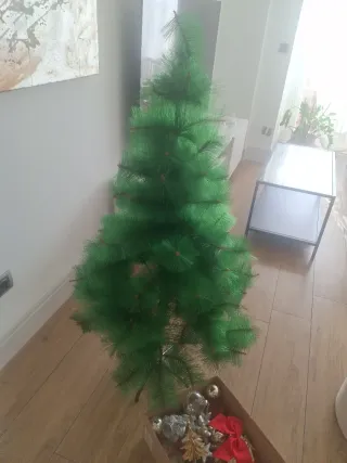 Árbol de Navidad Verde con Adornos Plateados