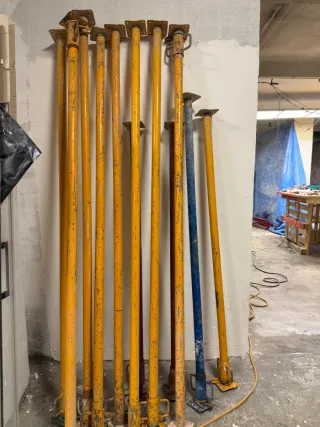 Puntales de obra metálicos