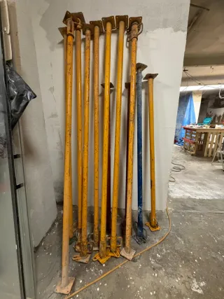 Puntales de obra metálicos