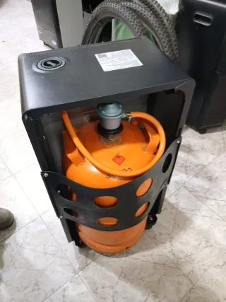 Estufa de butano negra