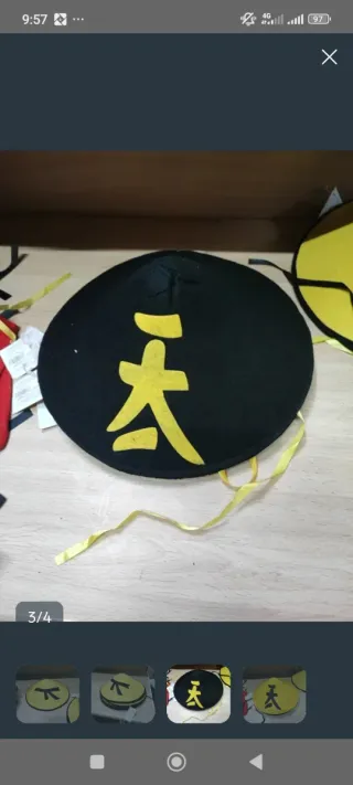 Gorro chino disfraz negro con símbolo amarillo