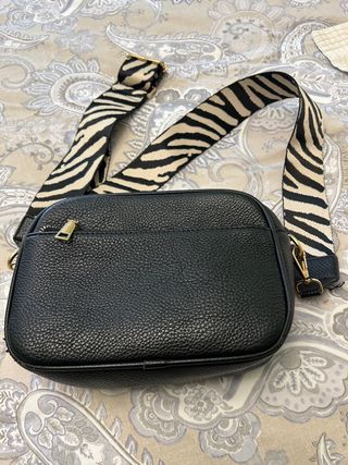 Bolso negro bandolera con correa cebra
